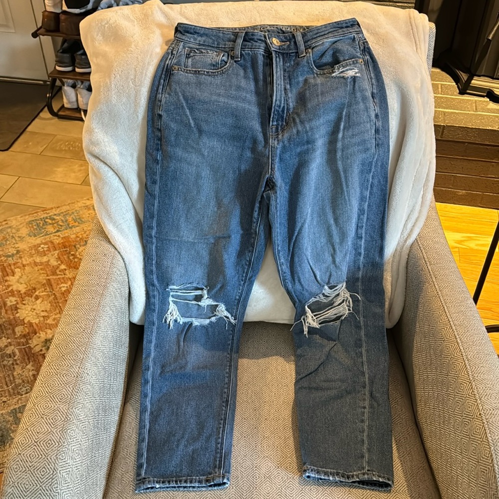 American Eagle ripped Mom jeans size 2 Short - comfort stretch waistband